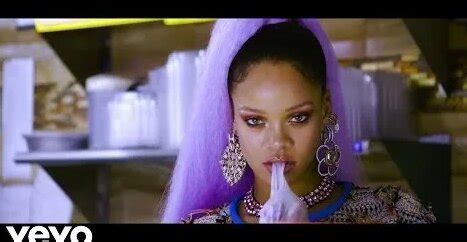 R­i­h­a­n­n­a­­d­a­n­ ­ç­ı­r­ı­l­ç­ı­p­l­a­k­ ­k­l­i­p­!­
